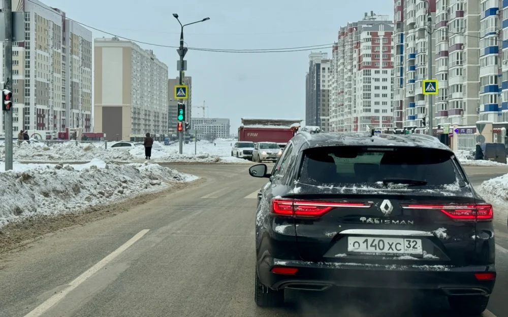 Сугробы лишили брянских водителей выбора и вынудили нарушать ПДД