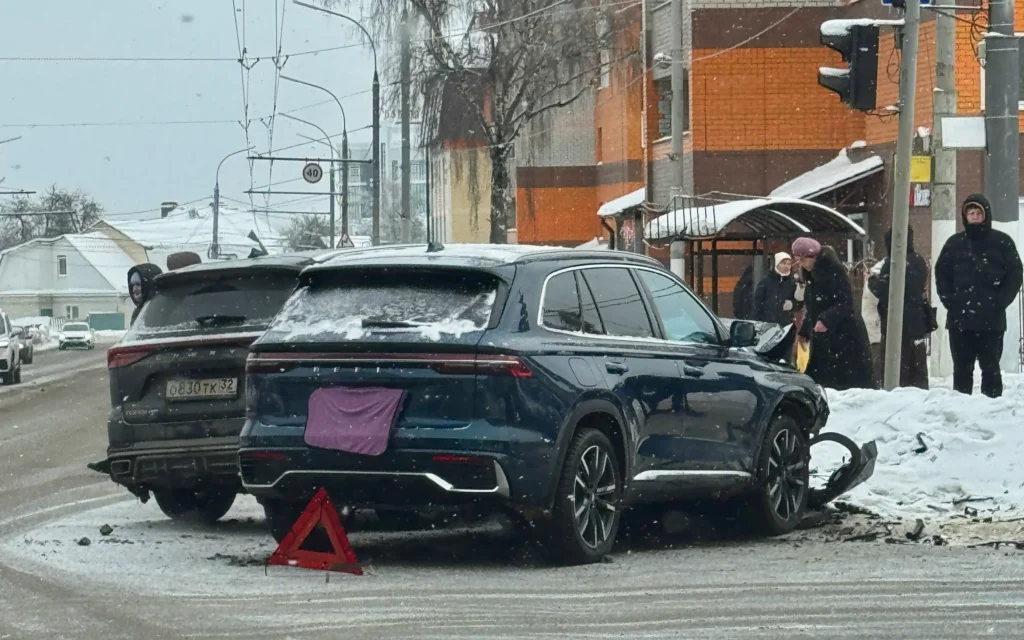 Дежавю на перекрёстке: в Брянске две аварии закончились в одном сугробе