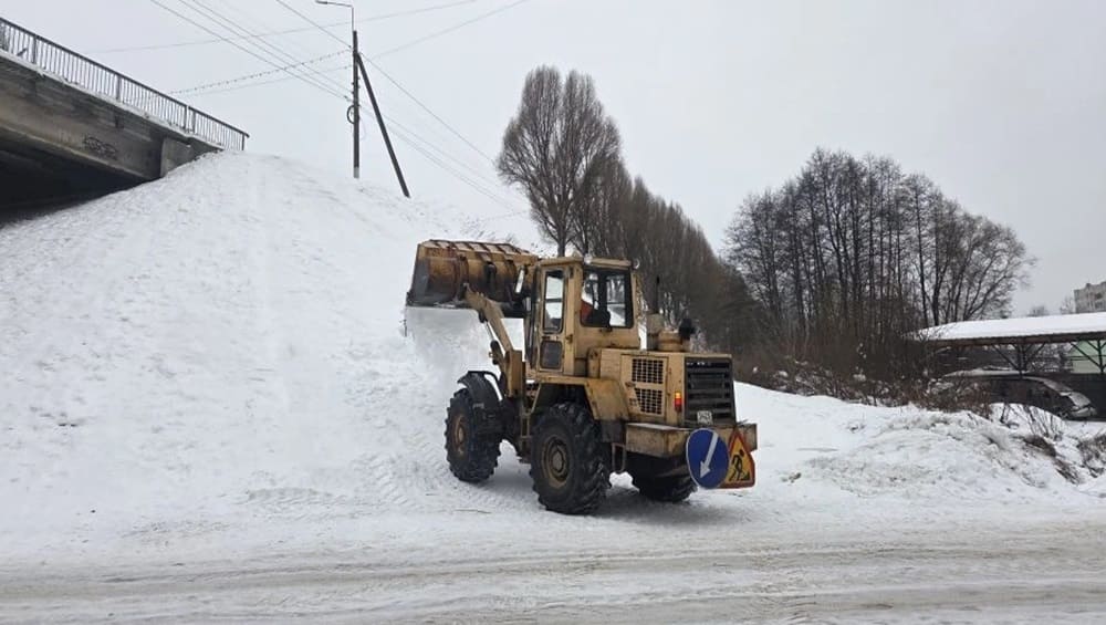 В Брянке ГАИ заставила коммунальщиков убрать опасную снежную горку на Фосфоритной