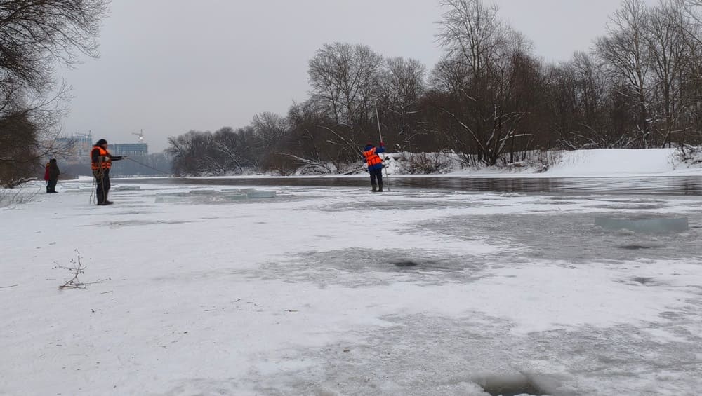 В Брянске для поиска провалившихся под лёд детей потребовались лодки и мотобуры