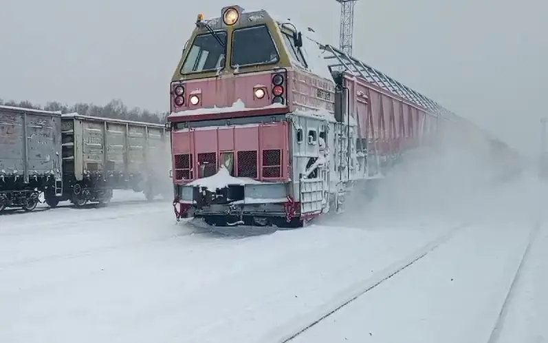Железнодорожники продолжили борьбу с последствиями мощных снегопадов