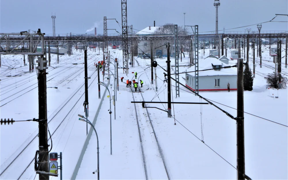 В Брянской области с наледью на контактной сети борются локомотивы с вибропантографами