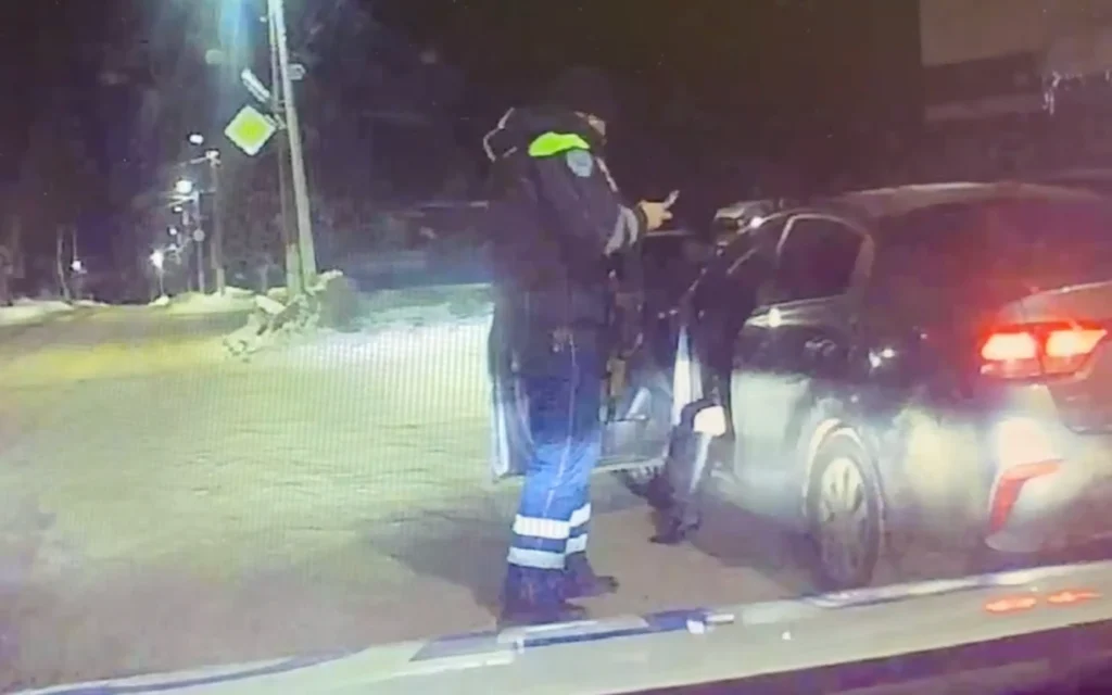 «Вы остановили стоящую машину»: брянская автовладелица попалась пьяной за рулем
