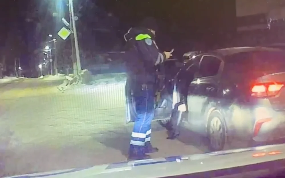 «Вы остановили стоящую машину»: брянская автовладелица попалась пьяной за рулем