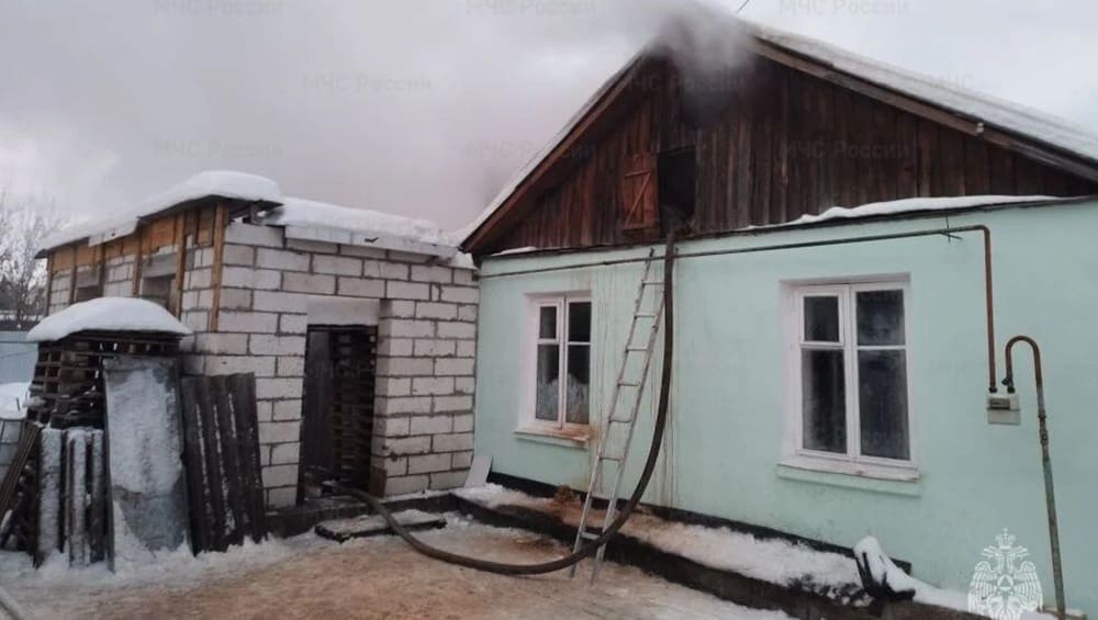 В Брянске горевший на улице Липецкой жилой дом потушили 11 пожарных