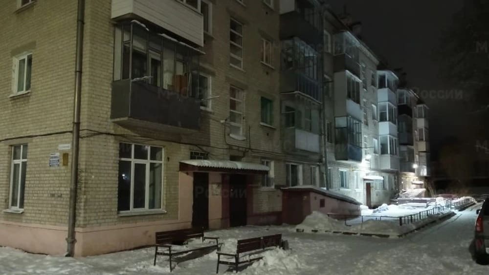 В Навле Брянской области пожарные спасли человека из горевшего дома