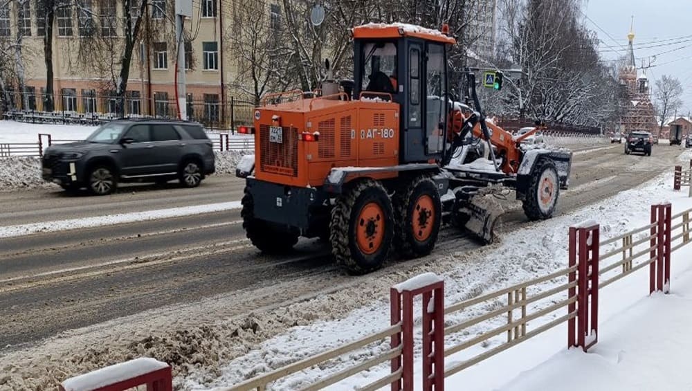 В Брянске на битву с последствиями снегопада вывели 45 машин
