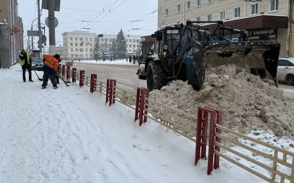 Брянск начал откапываться от снега силами десятков рабочих и машин