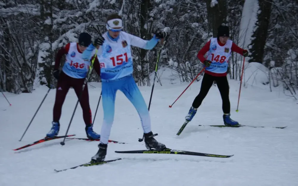 Олимпийская чемпионка наградила юных лыжников в Брянске