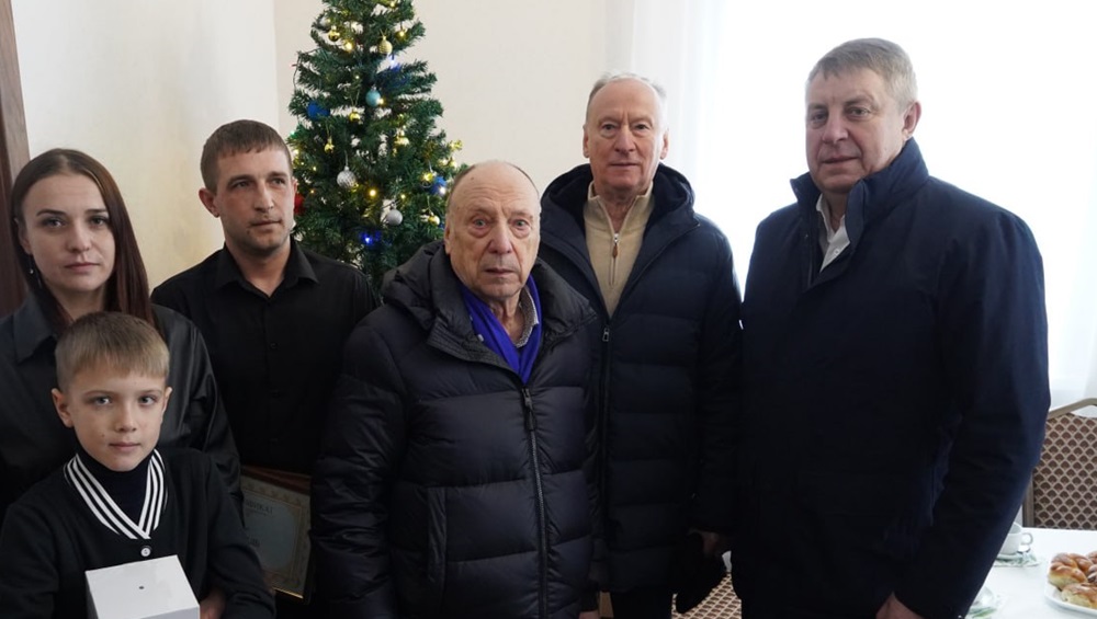 В Журиничах Богомаз и Патрушев навестили семью из нового жилого комплекса