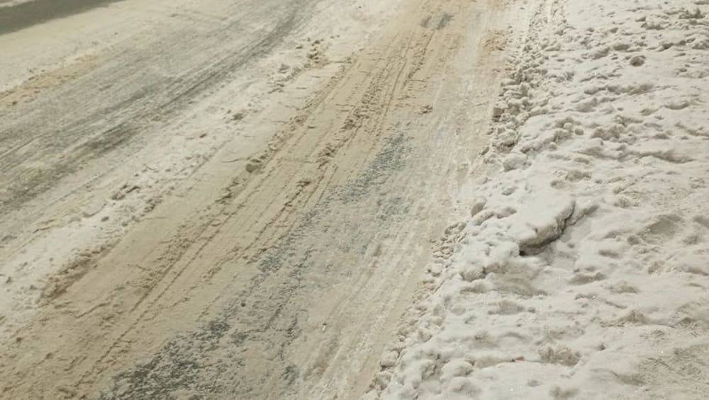 В Брянске снежные валы на обочинах стали угрозой для пассажиров транспорта