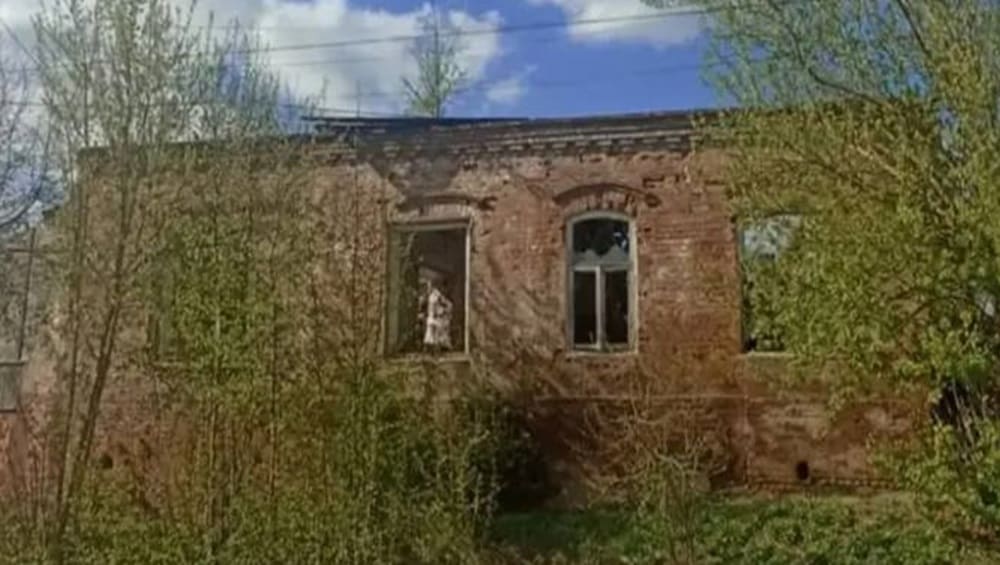 В Клинцах Брянской области снесли опасный полуразрушенный дом