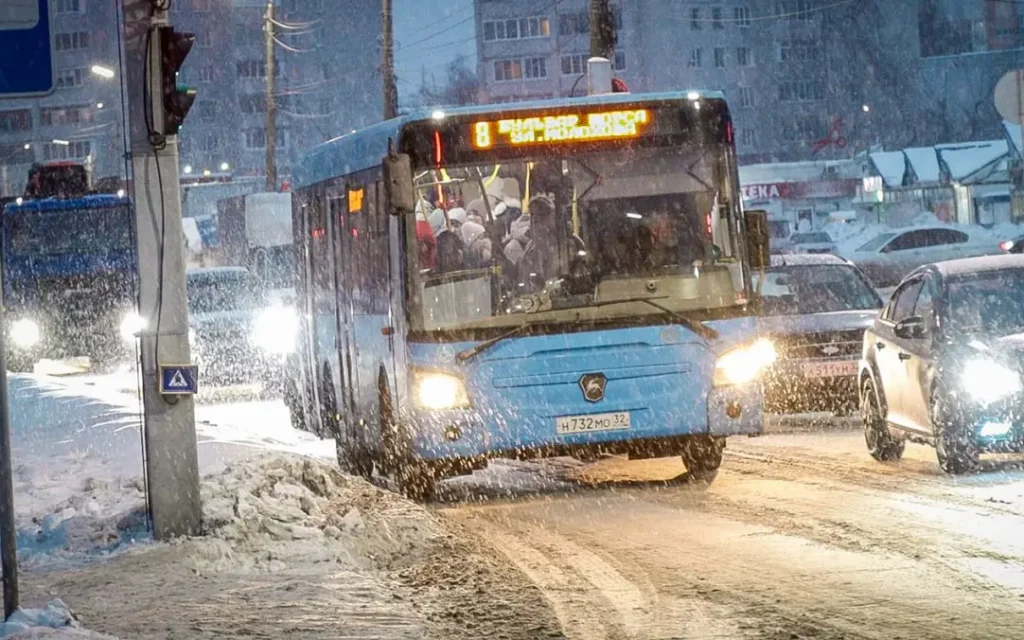 Заместитель мэра Брянска лично проверил жалобы на автобусы и нашёл нарушения
