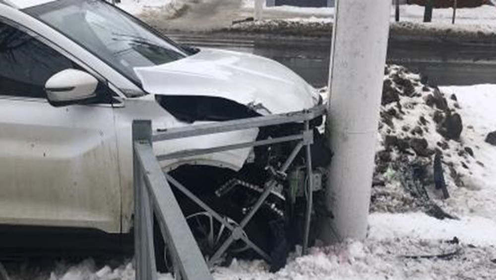 В Брянске у «БУМа иномарка протаранила ограждение и едва не задавила пешеходов