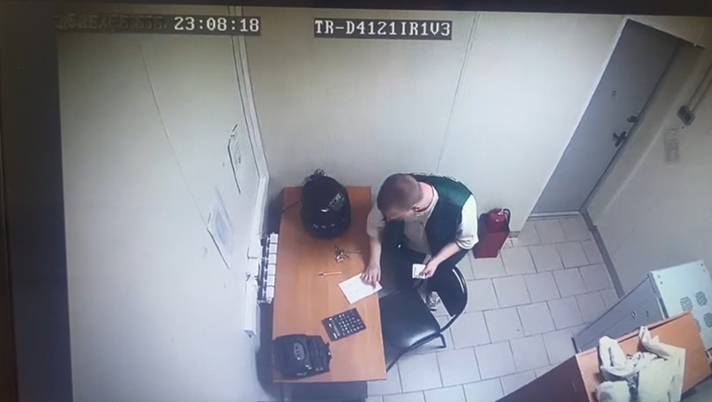 В Брянске 21-летнего менеджера магазина обвинили в присвоении 147000 рублей
