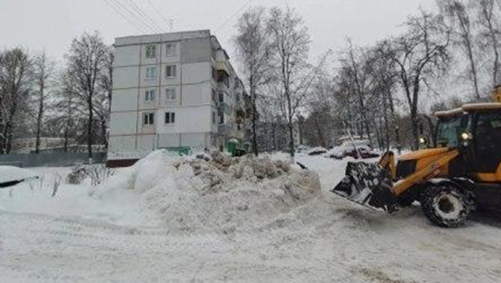 В Брянске по требованию ГАИ убрали опасную снежную горку на улице Орловской