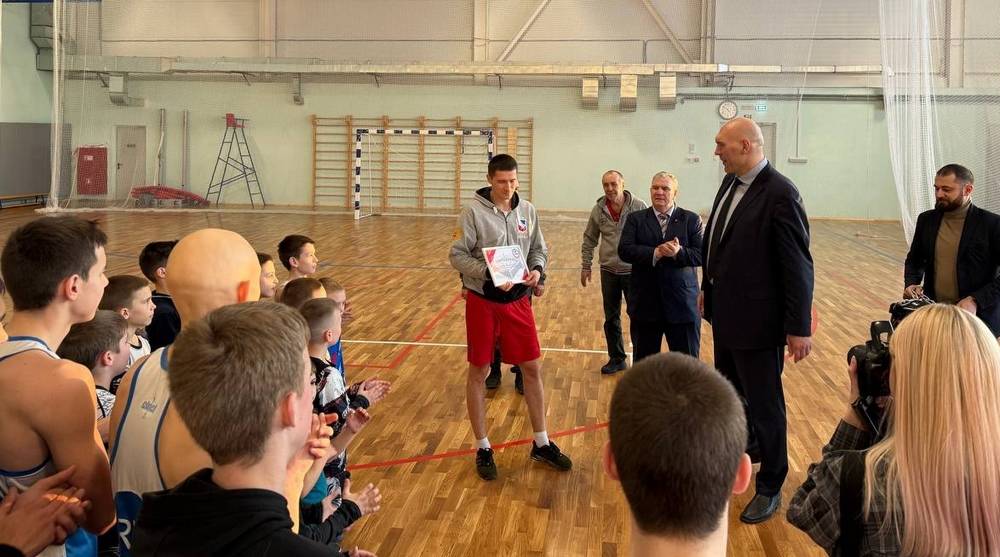 «Видеть горящие глаза ребят-это мощная мотивация»: Николай Валуев поддержал боксеров в Брасовском районе