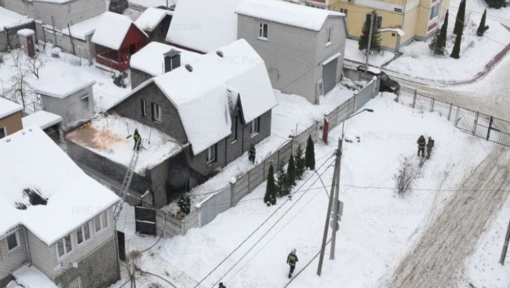 В Брянске спасатели потушили горевший гараж на улице Ленинградской
