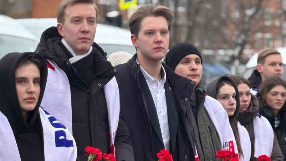 В День защитника Отечества в Брянске возложили цветы к Вечному огню