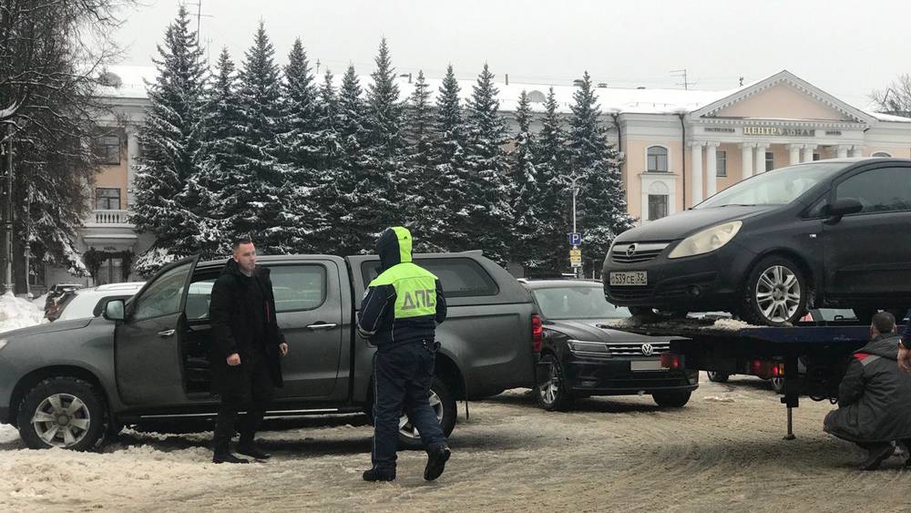 Эвакуация машин из Круглого сквера Брянска: что не так в правильном деле