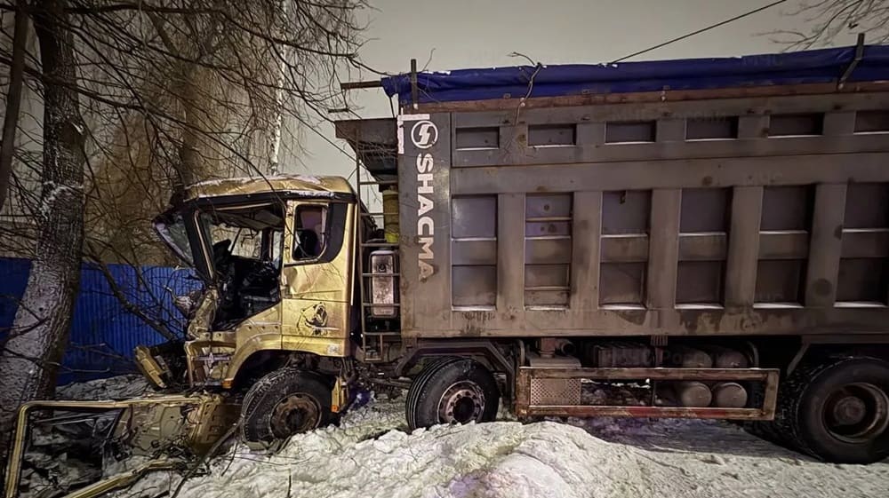 В Бежицком районе Брянска утром разбился самосвал – пострадал человек