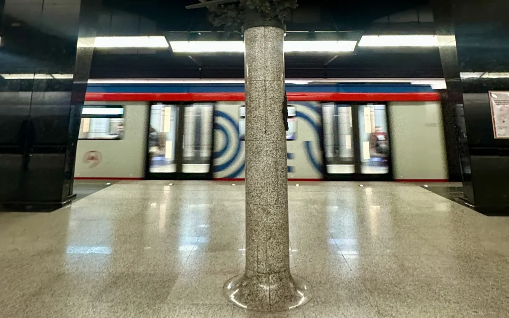 Брянцев предупредили о проверке смартфонов в московском метро