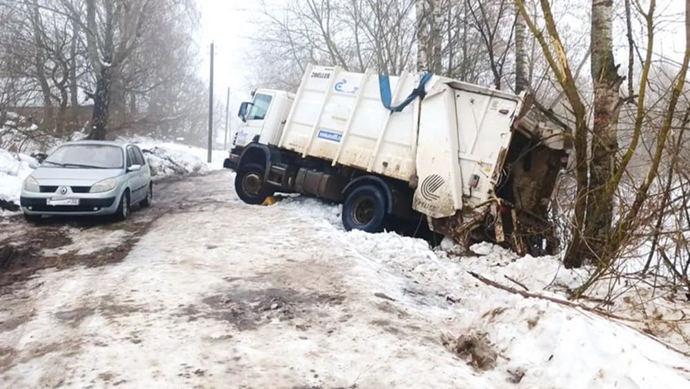 В Клинцах в течение суток не смогли вытащить застрявший в овраге мусоровоз