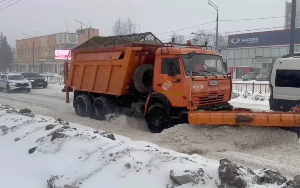 Брянские дорожники бросили все силы на борьбу со снегом и гололёдом