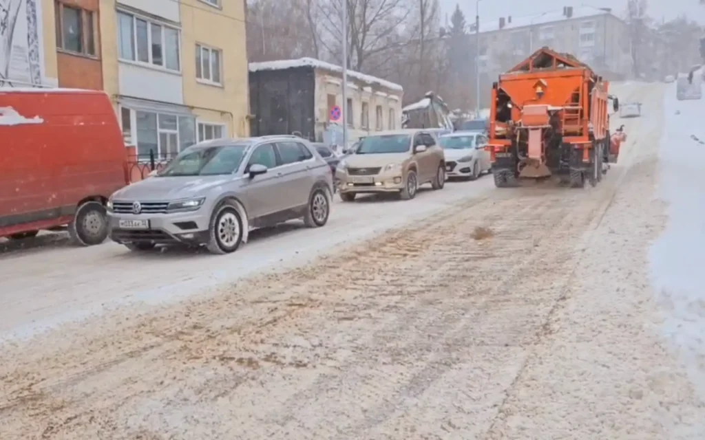 Городские власти взяли под контроль уборку снега во дворах и на дорогах Брянска
