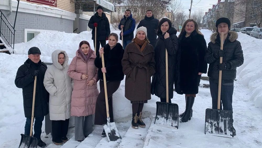 В Брянске вооружённый лопатами «снежный десант» очистил скверы и детские площадки