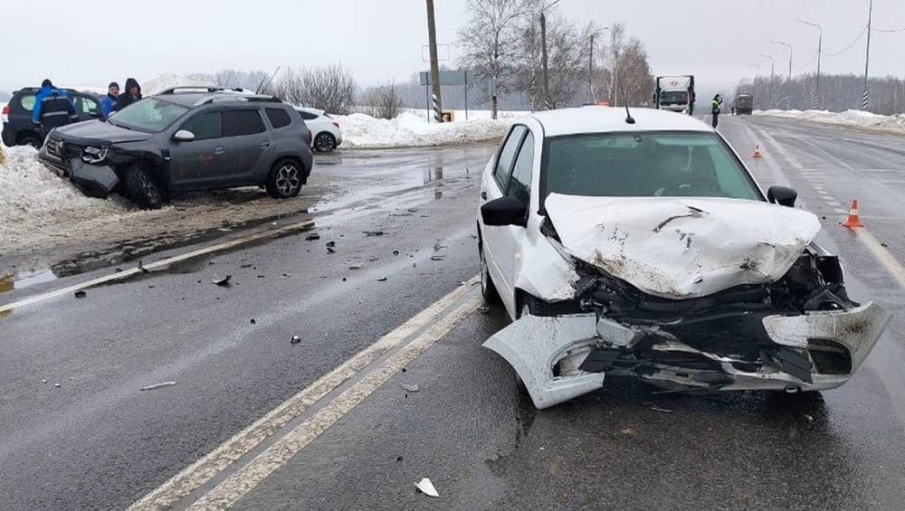 Под Навлей Брянской области в ДТП пострадали юноша и младенец