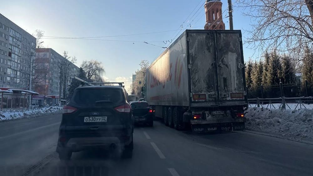 В Брянске на улице Красноармейской произошло массовое ДТП с фурой