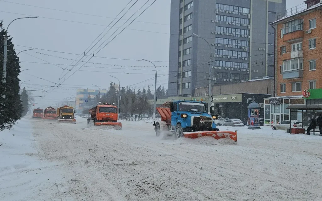 Брянские дорожники бросили все силы на борьбу со снегом и гололёдом