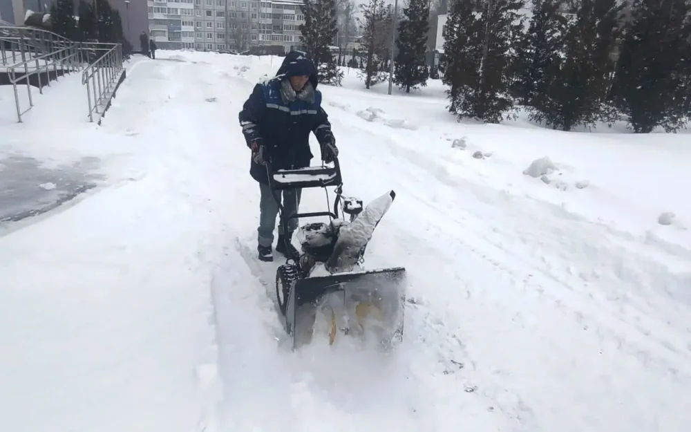 Городские власти взяли под контроль уборку снега во дворах и на дорогах Брянска