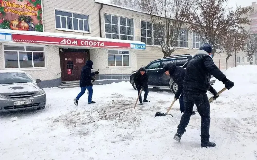 Городские власти взяли под контроль уборку снега во дворах и на дорогах Брянска