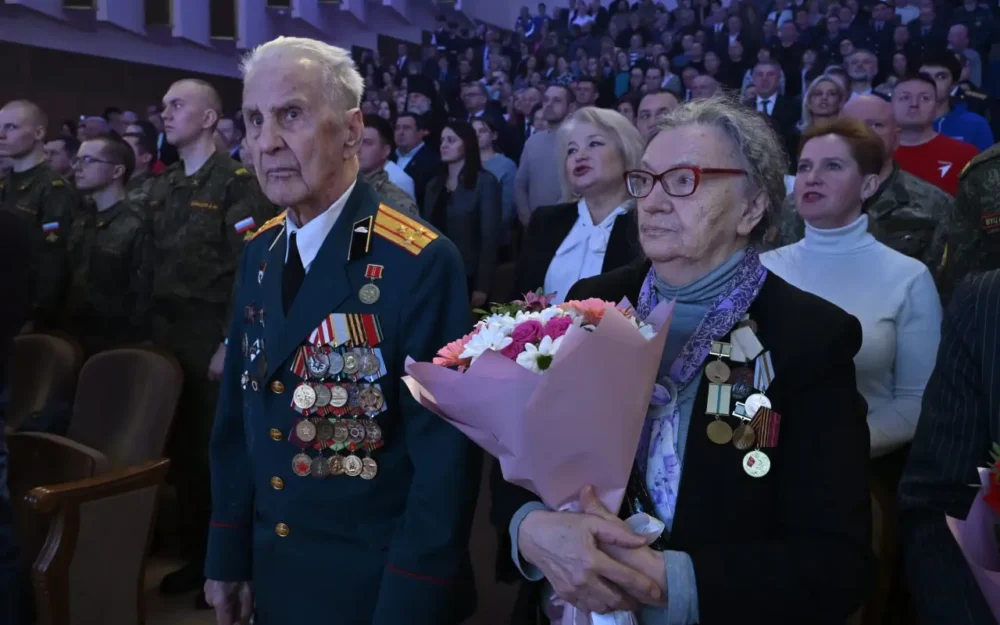 Брянский губернатор вручил награды военным в канун 23 февраля