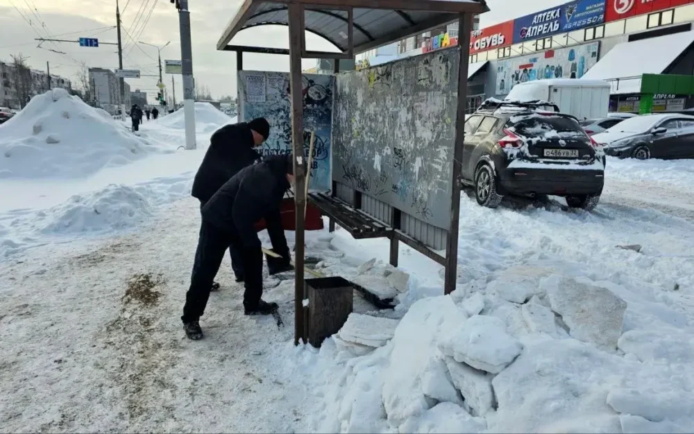 В Брянске на уборку снега вышли 82 машины и неравнодушные горожане