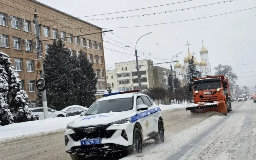 В Брянске на уборку снега вышли 82 машины и неравнодушные горожане