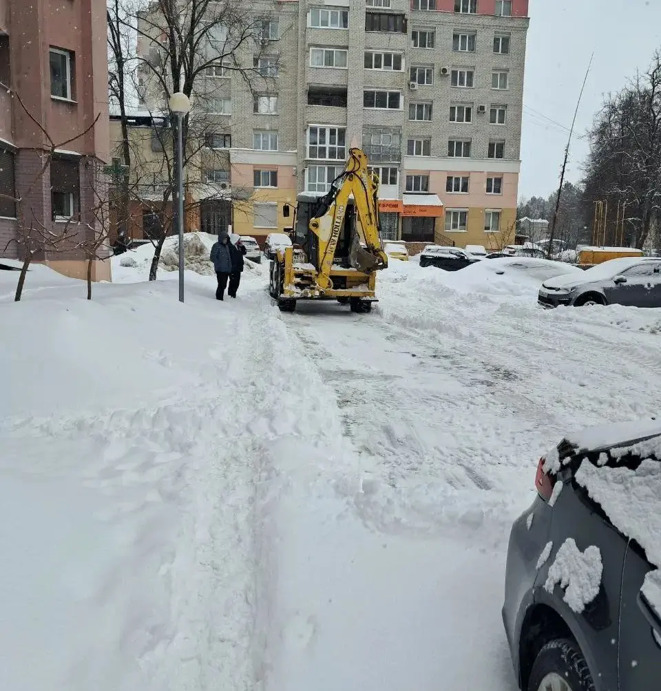 В Брянске на уборку снега вышли 82 машины и неравнодушные горожане