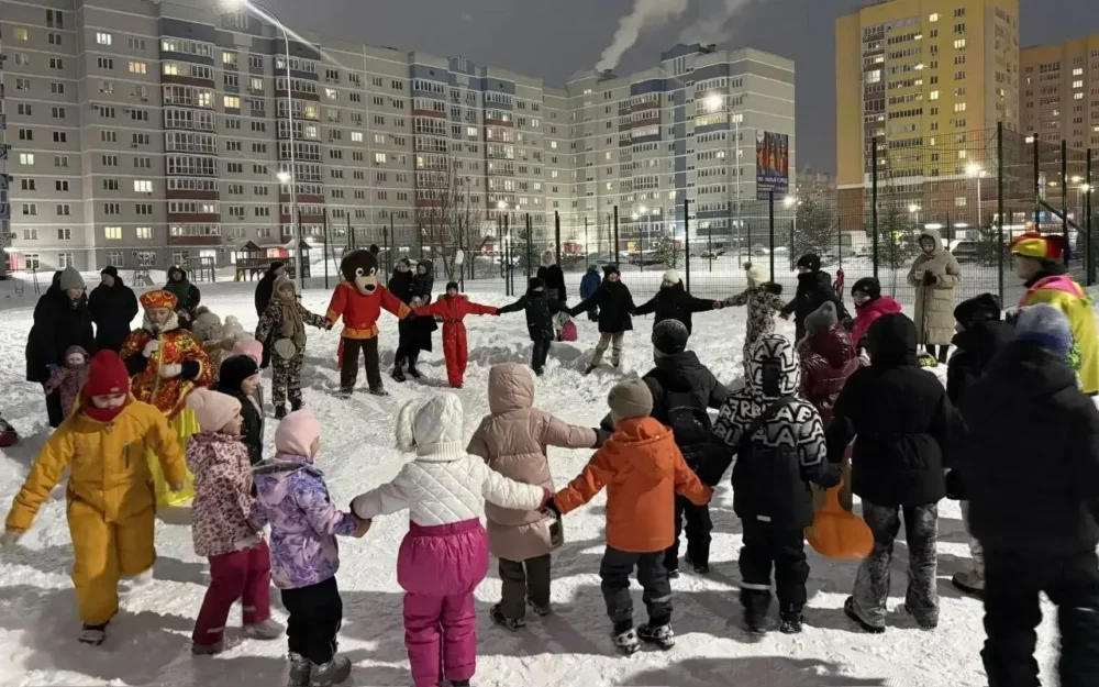 В брянских дворах праздновали Масленицу с блинами и хороводами