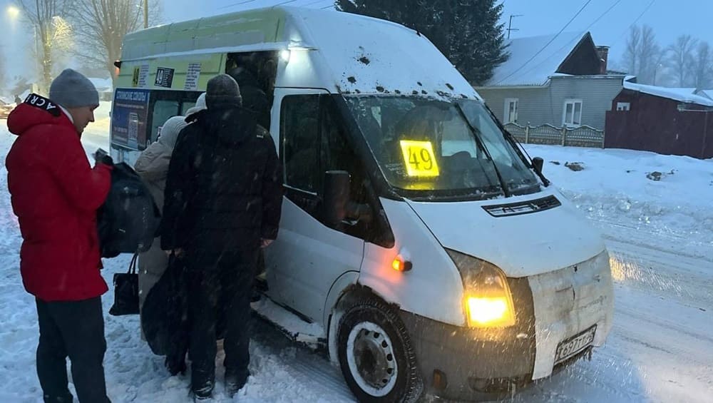 Брянск утром встал в пробках – пассажиры устроили битву за место в автобусах