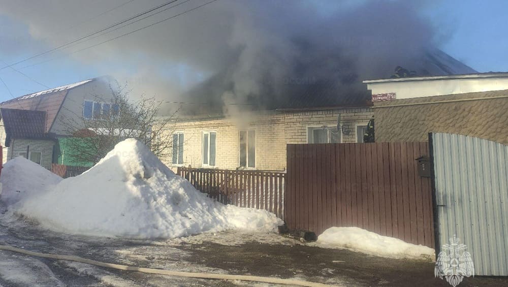 В Брянске спасатели потушили горевший дом на улице Баумана