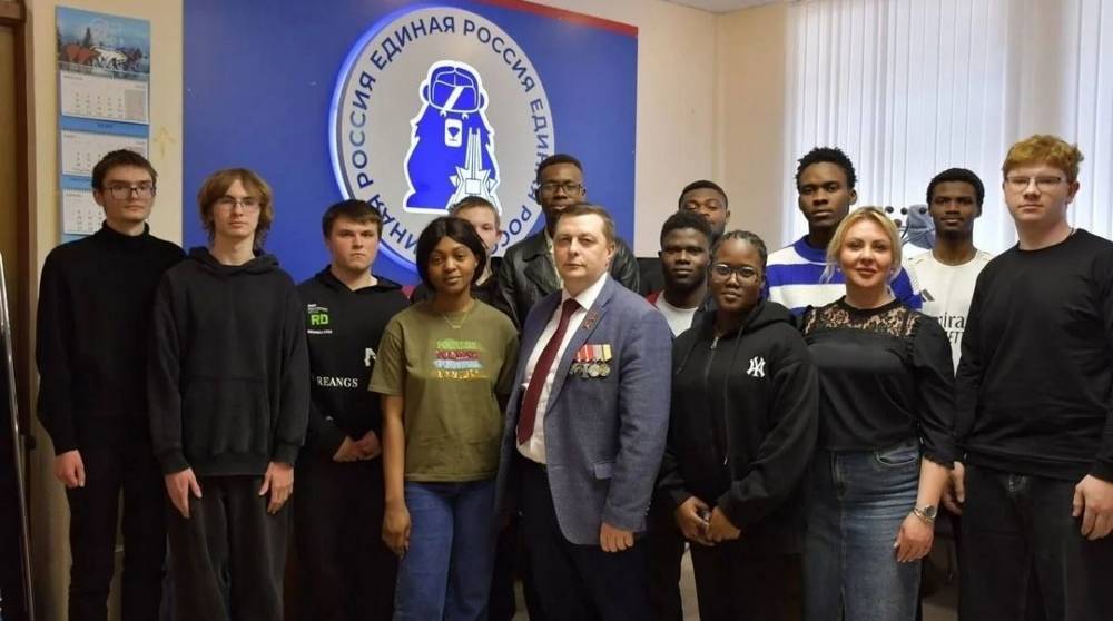 Герой СВО рассказал брянским студентам, сколько весит бронежилет и страшно ли в бою