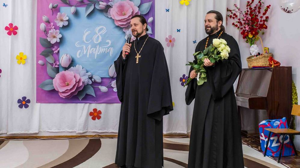 Священники посетили детский утренник в Центре социальной помощи семье и детям Дятьковского района