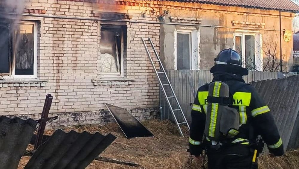 В Брянске при пожаре в двухквартирном доме погиб мужчина