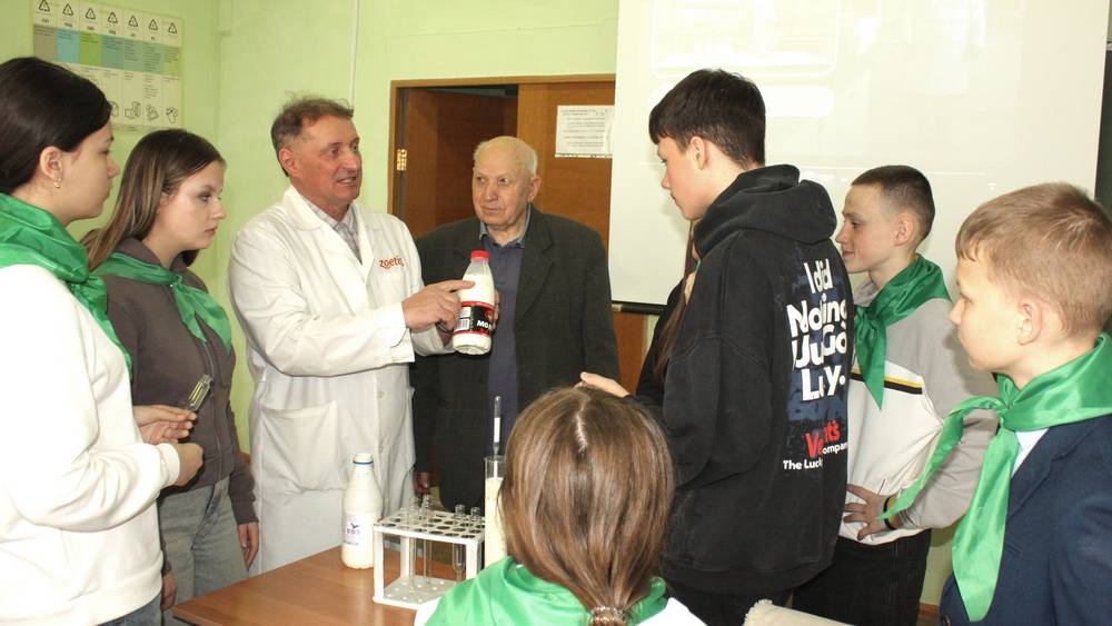Брянским ученикам рассказали, с чего начинается качество молока