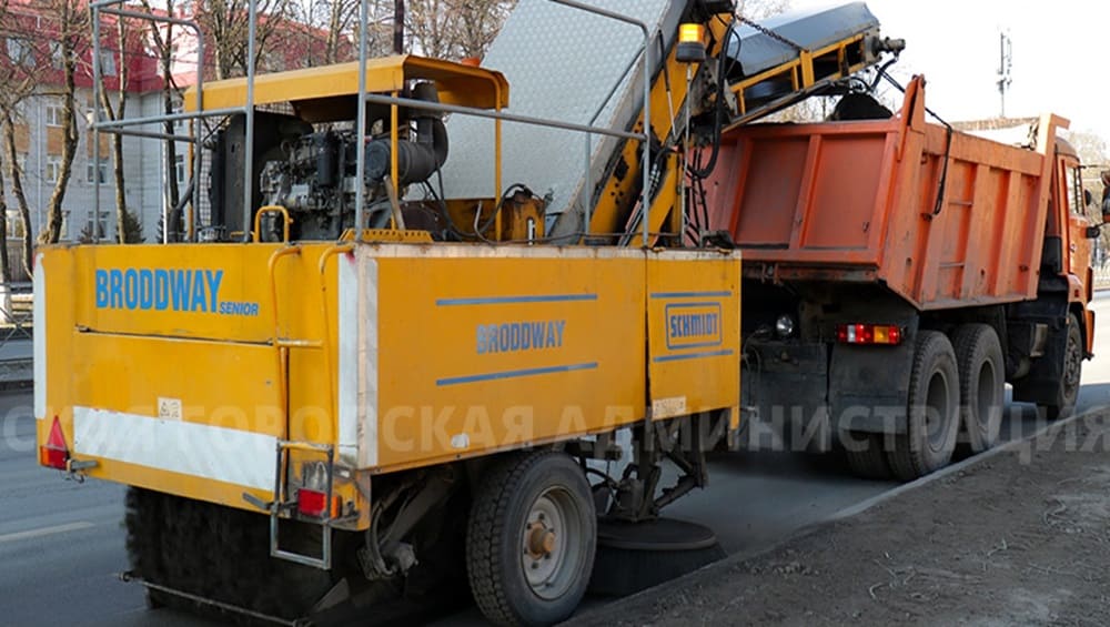 На улицы Брянска для уборки города после зимы выехали «Бродвеи»