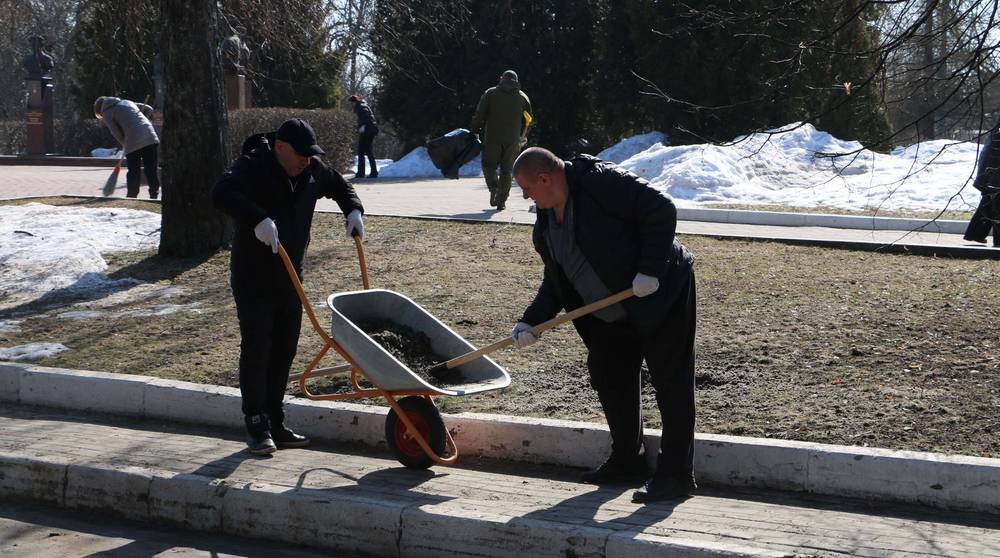 Сделаем город чище: депутаты и сотрудники областной Думы приняли участие в уборке Брянска
