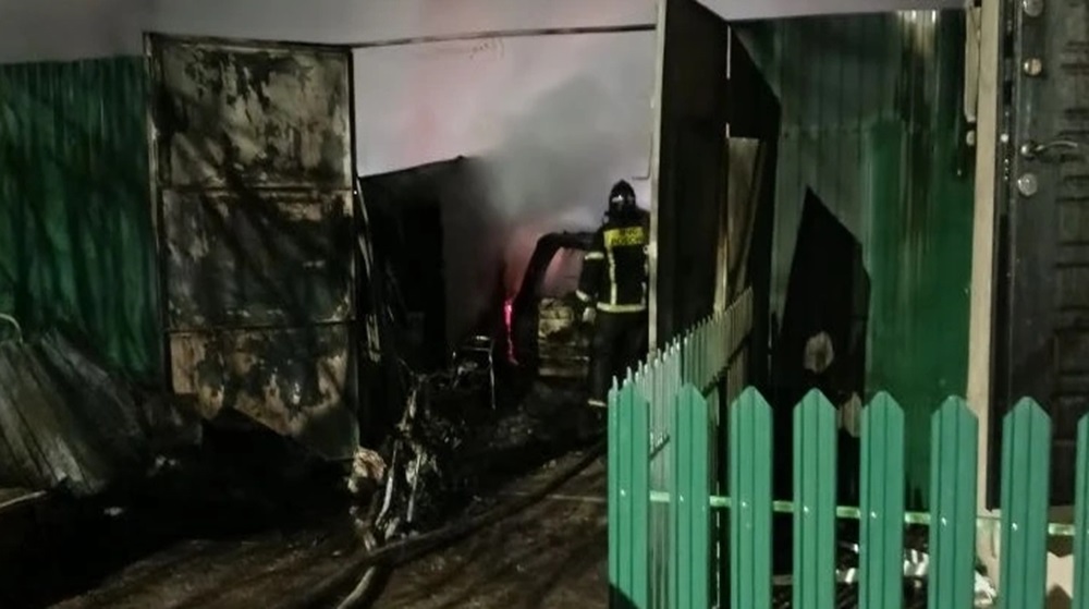 В Радице-Крыловке ночной пожар повредил дом и уничтожил автомобиль