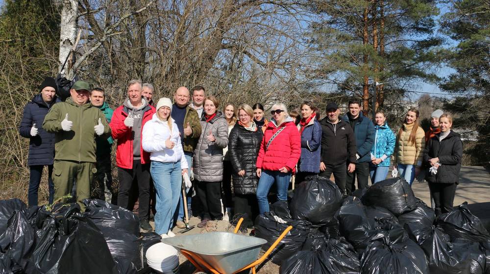 Сделаем город чище: депутаты и сотрудники областной Думы приняли участие в уборке Брянска